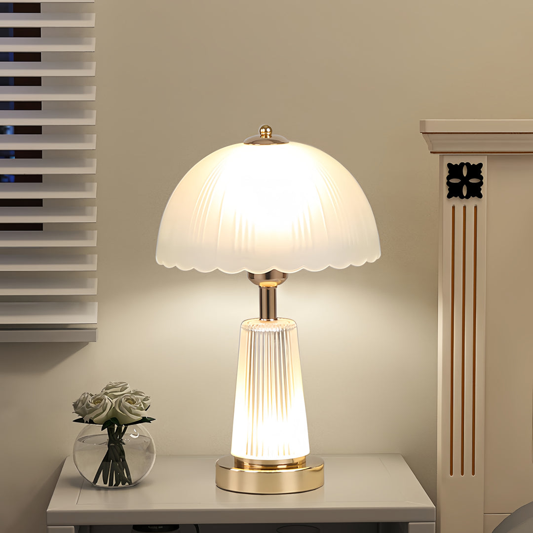 Elegante Tischlampe mit kunsthandwerklich geflammtem Schirm