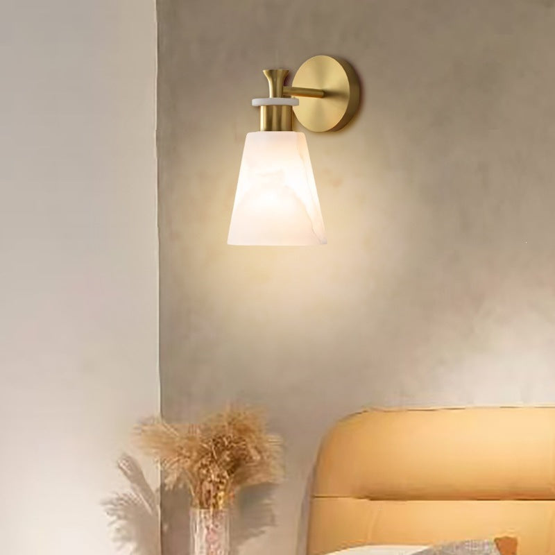 Elegante Wandleuchte mit mattiertem Alabaster-Schirm