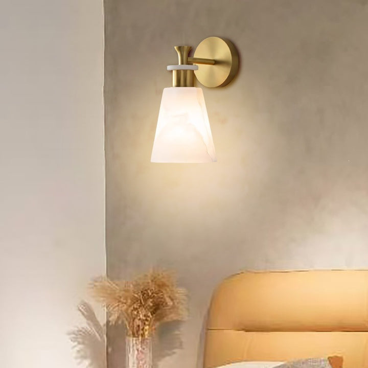 Elegante Wandleuchte mit mattiertem Alabaster-Schirm