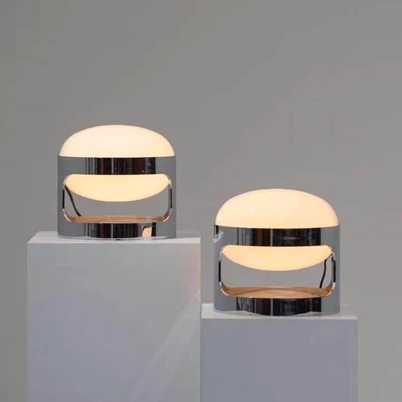 Moderne stilvolle Tischlampe mit Chrombasis