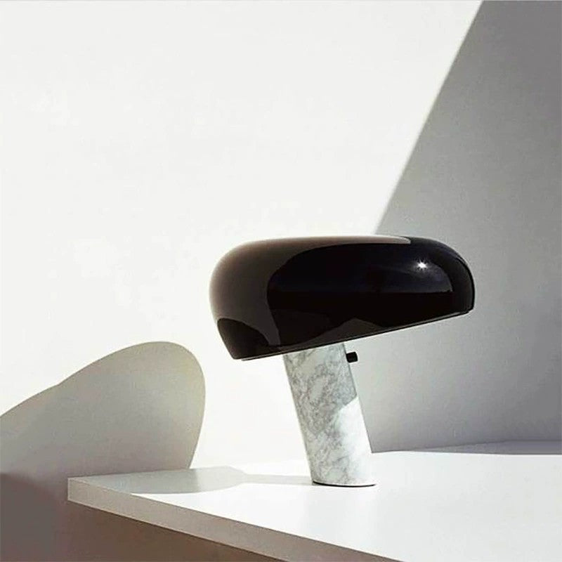 Moderne Tischlampe mit geometrischem Design