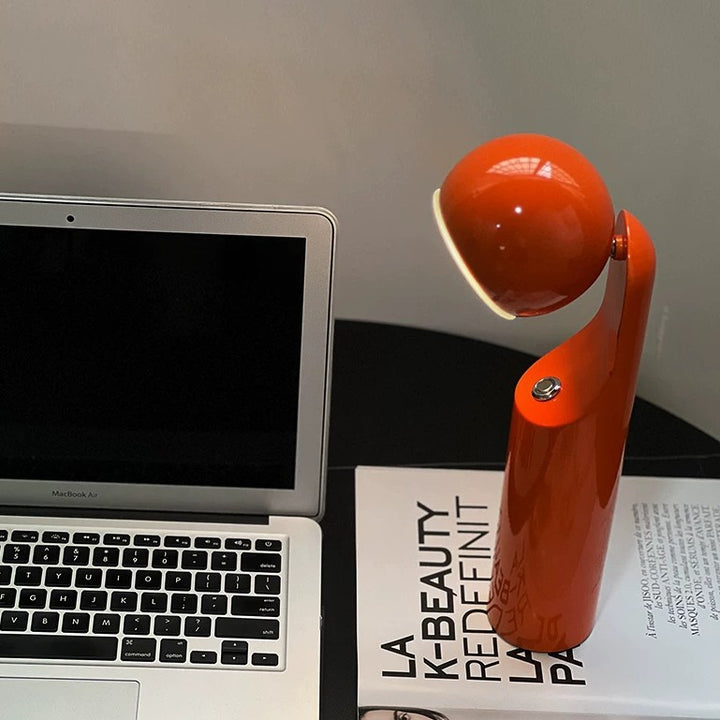 Moderne Schreibtischlampe mit verstellbarem Schirm