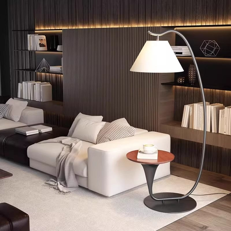 Moderne Stehlampe mit integriertem Beistelltisch