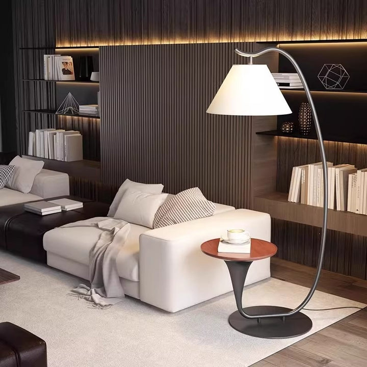 Moderne Stehlampe mit integriertem Beistelltisch