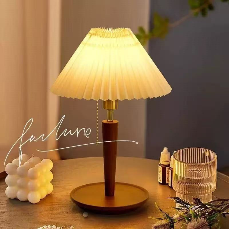 Elegante Tischlampe mit plissiertem Schirm