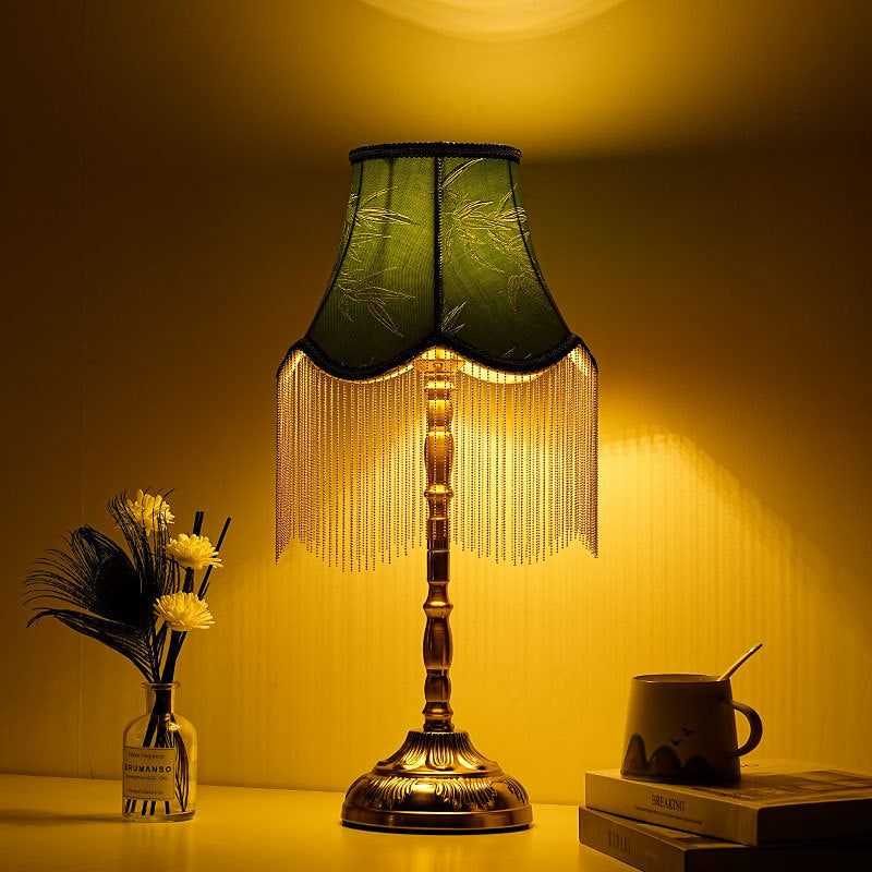 Seidenfringierte Empire-Style Tischlampe mit Perlenquaste Schirm