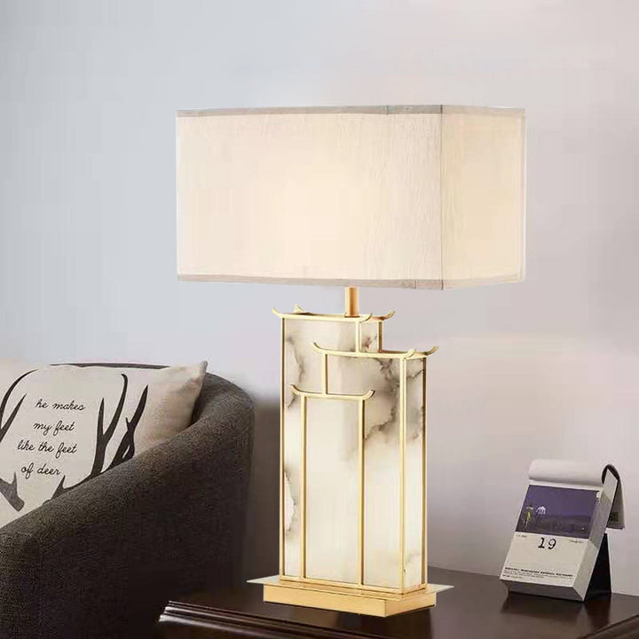 Künstlerische Tischlampe mit elegantem Marmorfuß