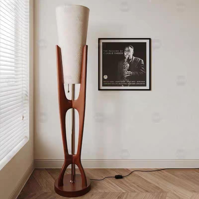 Skulpturale Holz-Stehlampe