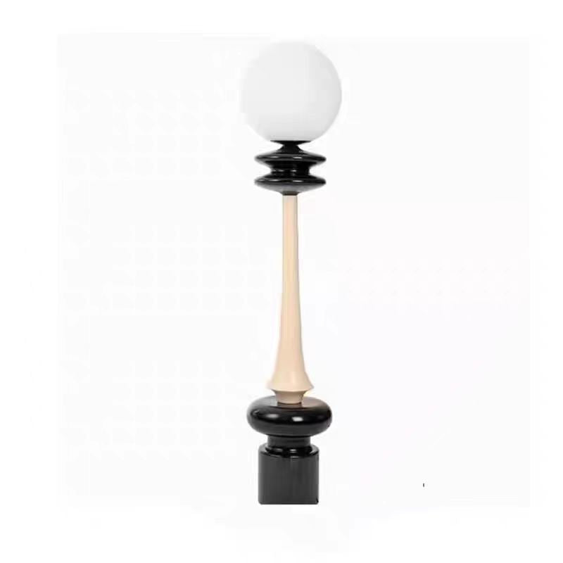 Moderne elegante Stehlampe mit künstlerischem Globenschirm