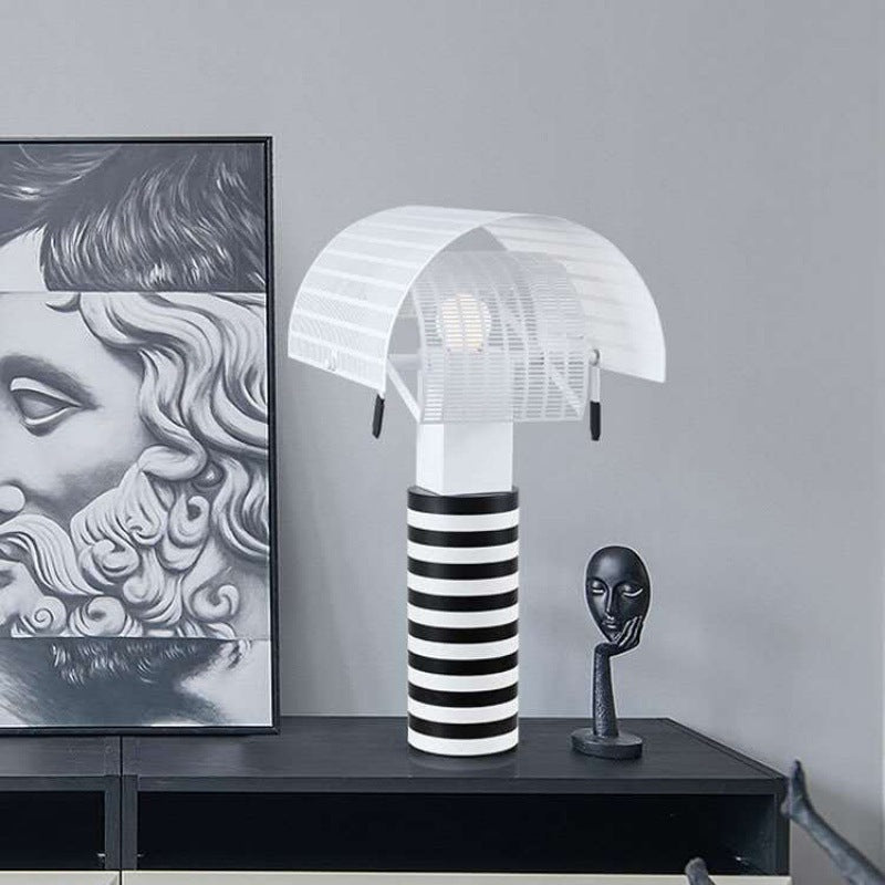 Moderne dekorative Tischlampe mit gestreiftem Sockel