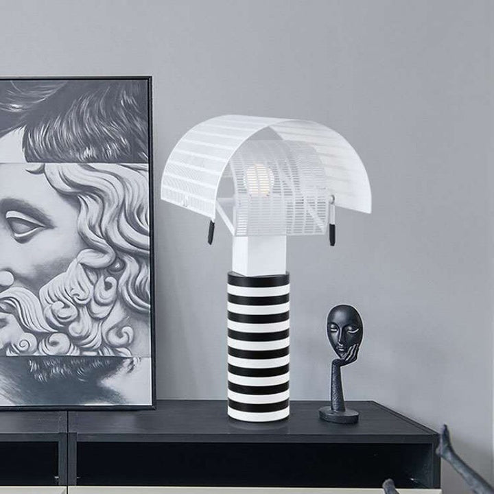 Moderne dekorative Tischlampe mit gestreiftem Sockel