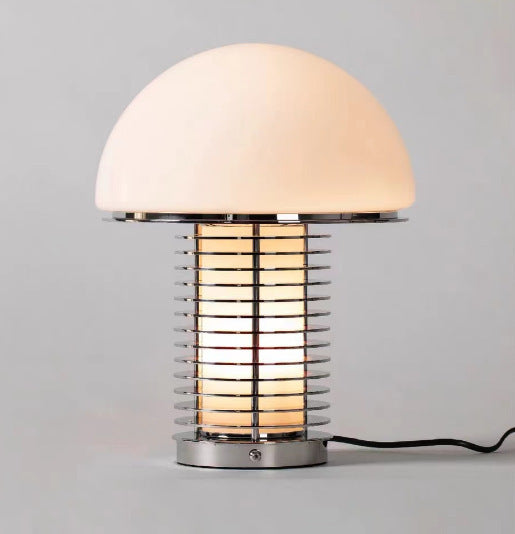 Stilvolle moderne Tischlampe mit dekorativem Metallfuß