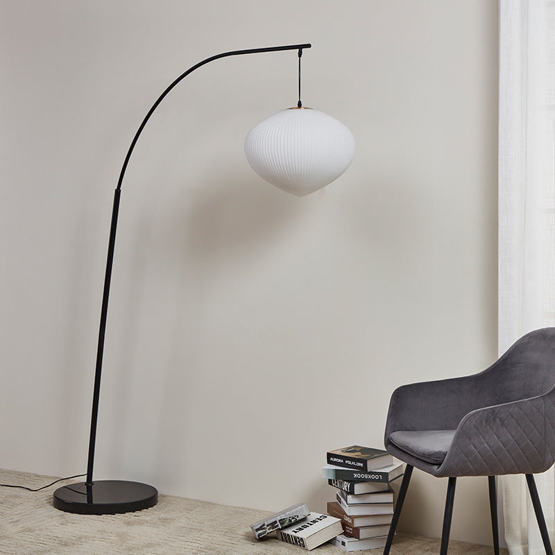 Arc Stehlampe mit elegantem Schirm