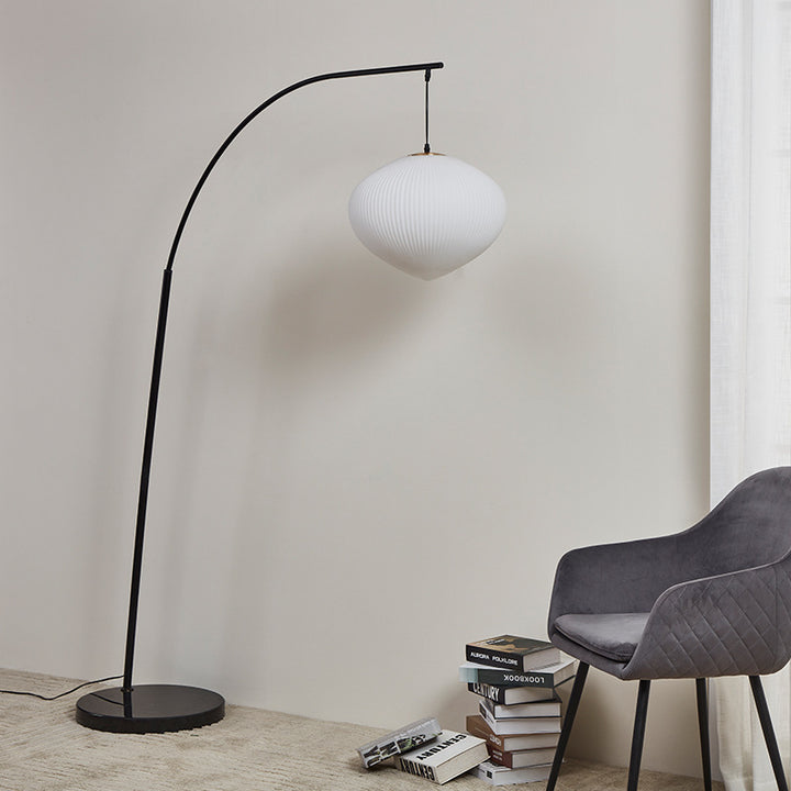 Arc Stehlampe mit elegantem Schirm