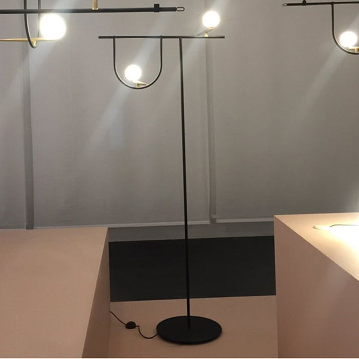 Moderne multifunktionale Stehlampe mit integriertem Beistelltisch