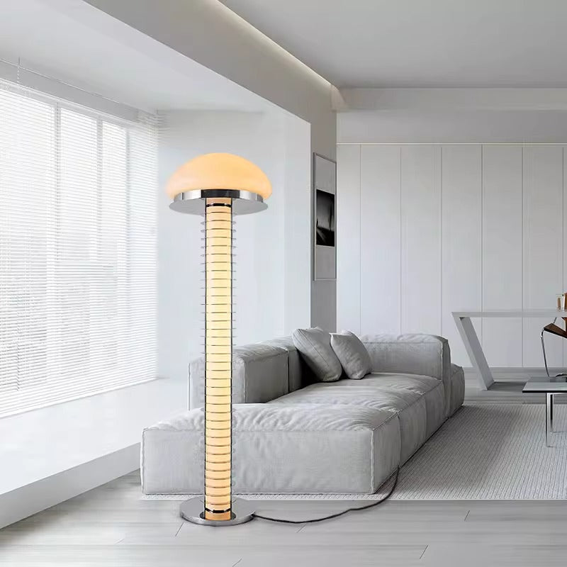 Moderne Tischlampe mit Kuppelschirm und schlankem Sockel