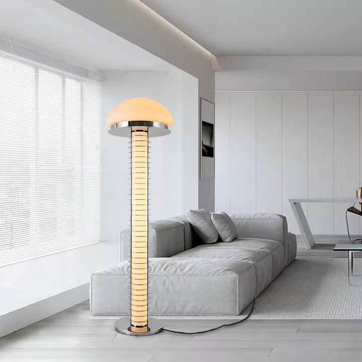 Moderne Tischlampe mit Kuppelschirm und schlankem Sockel
