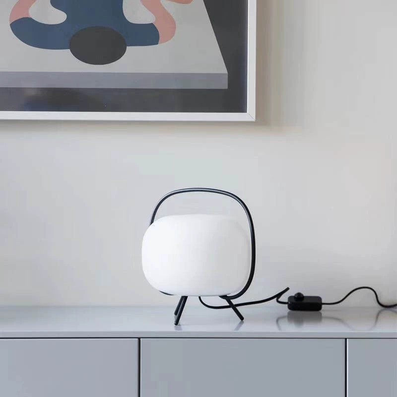 Moderne Minimalistische Tischlampe mit elegantem geschwungenem Design
