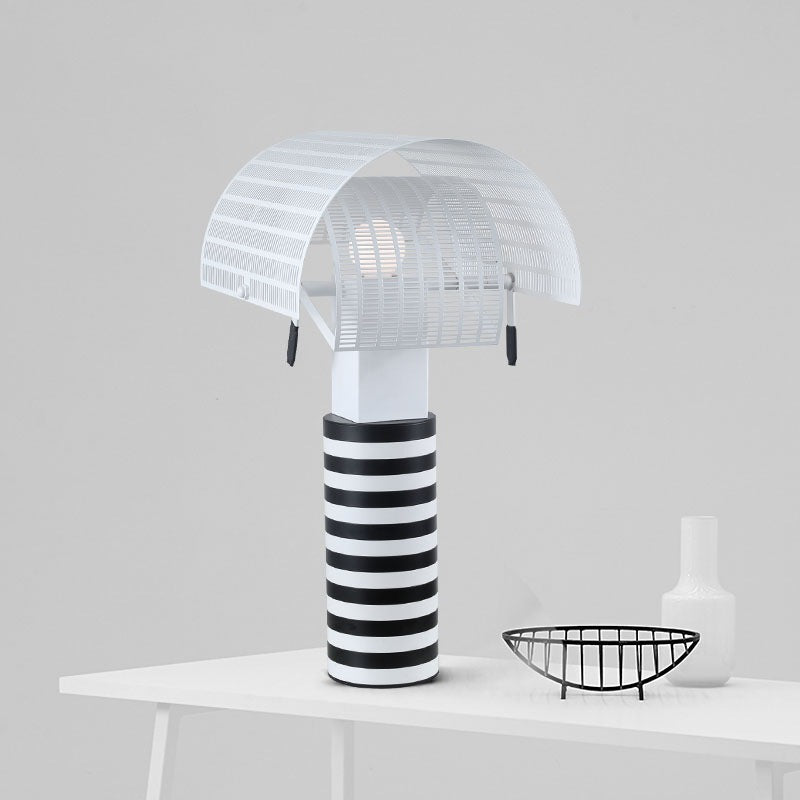 Moderne dekorative Tischlampe mit gestreiftem Sockel