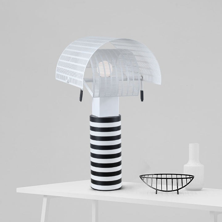 Moderne dekorative Tischlampe mit gestreiftem Sockel