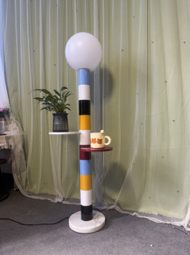 Moderne Multi-Funktions-Stehlampe mit integriertem Beistelltisch
