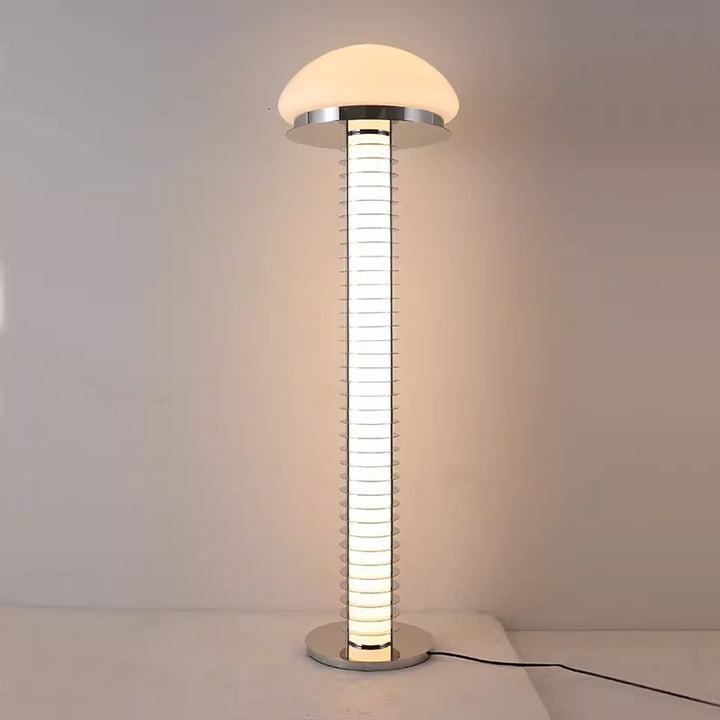 Moderne Tischlampe mit Kuppelschirm und schlankem Sockel