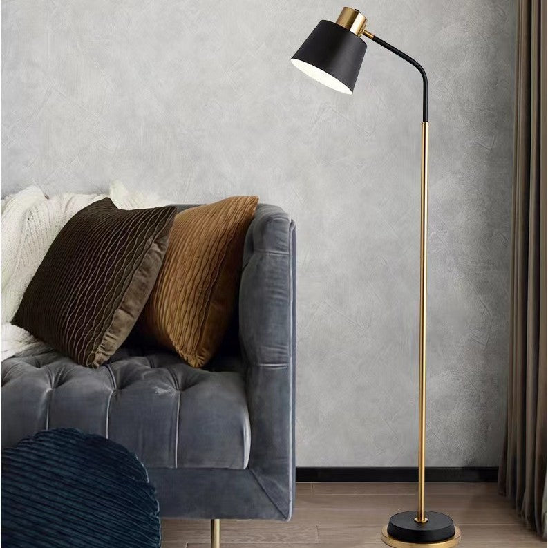 Slim Messing Torchiere Stehlampe mit geneigtem Kegelschirm und schwenkbarem Hals