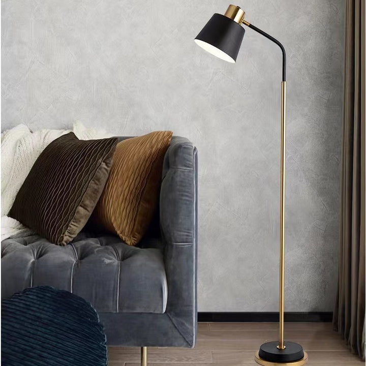 Slim Messing Torchiere Stehlampe mit geneigtem Kegelschirm und schwenkbarem Hals