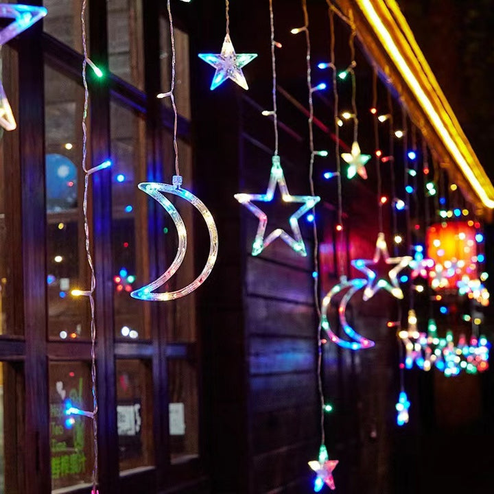 Festliche LED Vorhang Lichterkette mit hängendem Stern-Glockenbaum und Rentier-Ornamenten