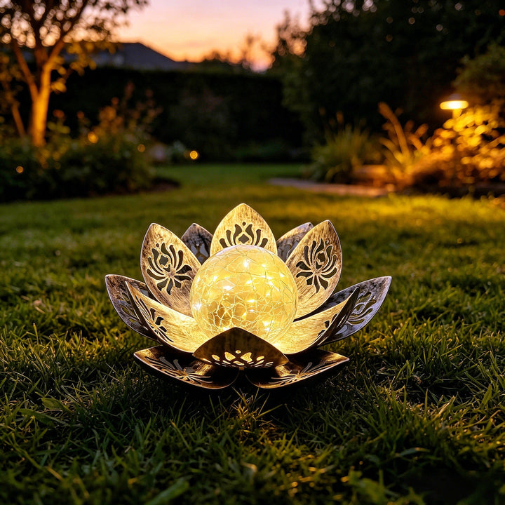 Dekorative Solar Lotus LED Gartenlaterne mit crackligem Glasglobus und lasergeschnittenen Metallblättern