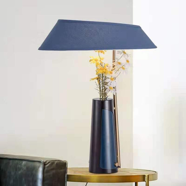 Dekorative Akzent-Tischlampe mit Blumenarrangement