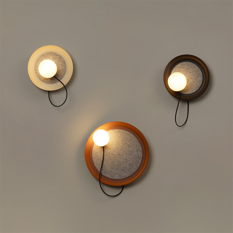 Moderne Wandlampe mit Stoffrückwand und sanfter Beleuchtung