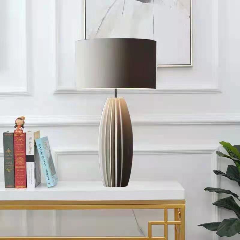 Texturierte skulpturale Tischlampe