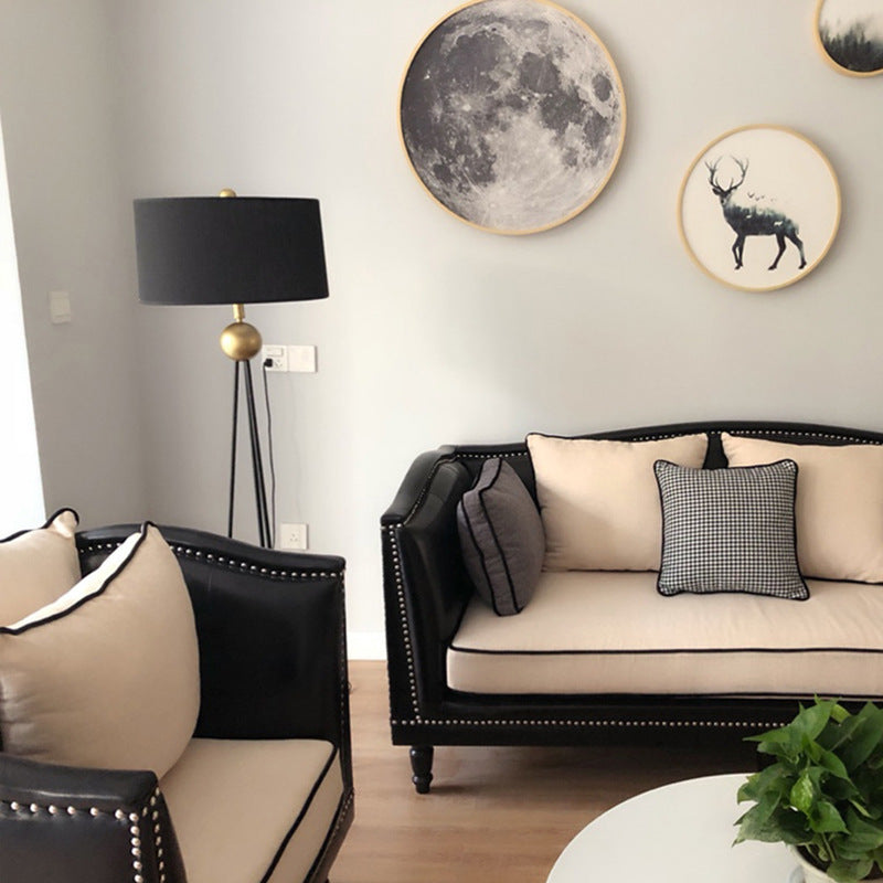 Zeitgenössische Dreibeinstehlampe mit elegantem Schirm