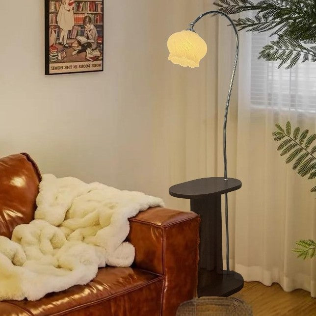 Moderne Bogenfußlampe mit integriertem Beistelltisch