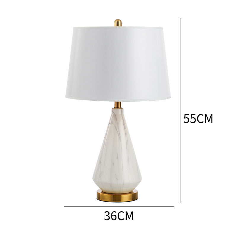 Elegante Marmorbasis Tischlampe mit goldenen Akzenten