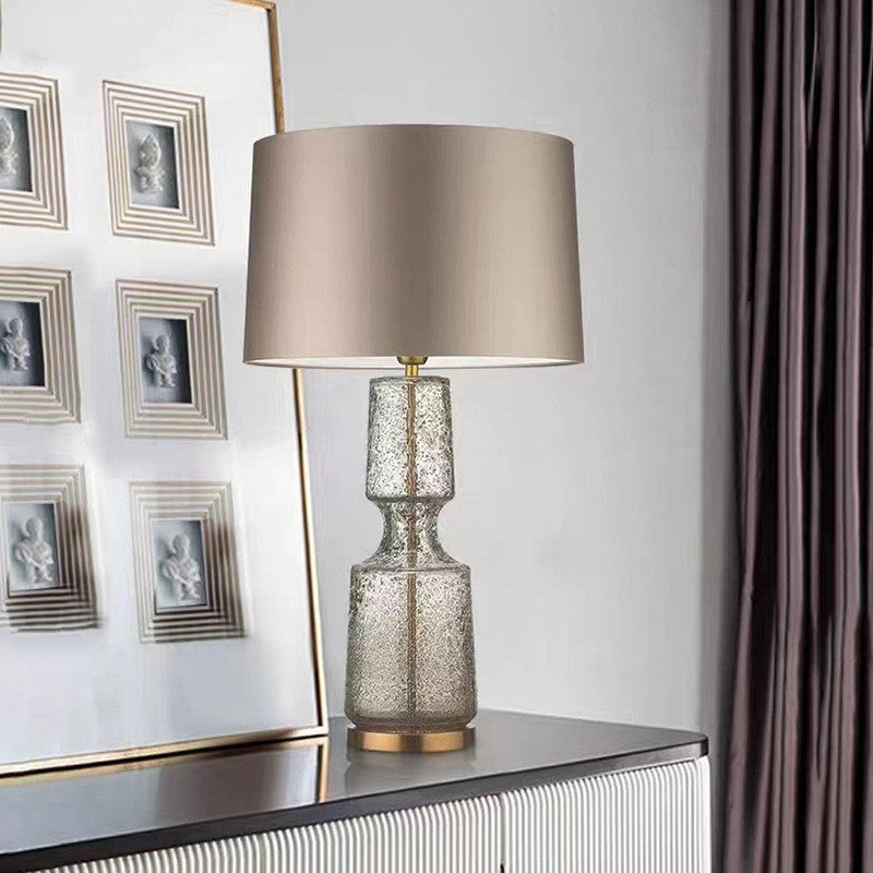 Stilvolle Glas-Tischlampe mit elegantem schwarzen Schirm