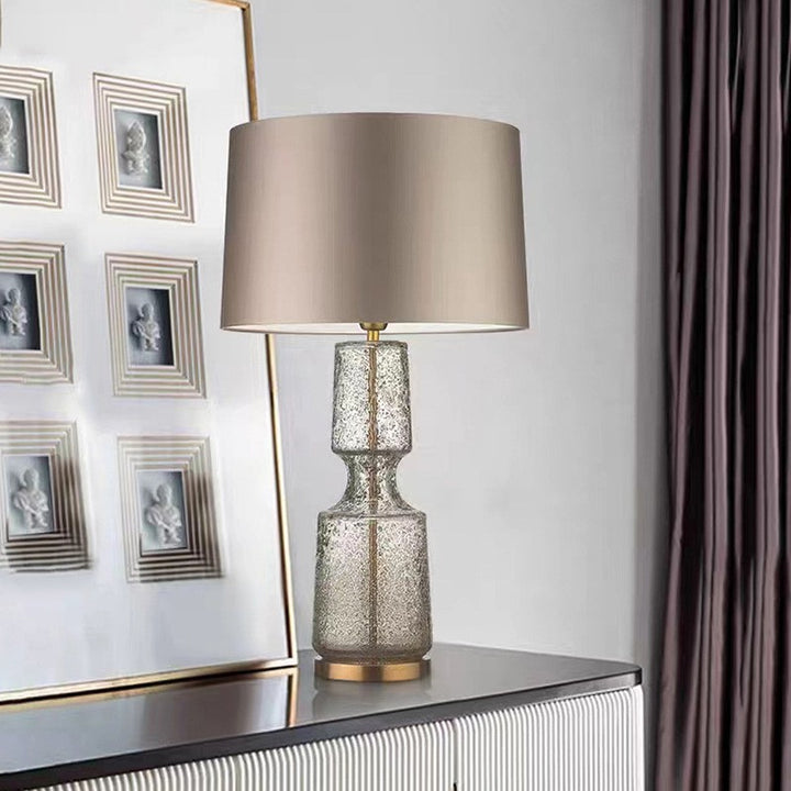 Stilvolle Glas-Tischlampe mit elegantem schwarzen Schirm