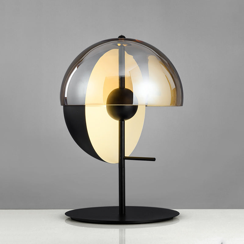 Geometrische Tischlampe mit einzigartigem Dual-Schirm-Design