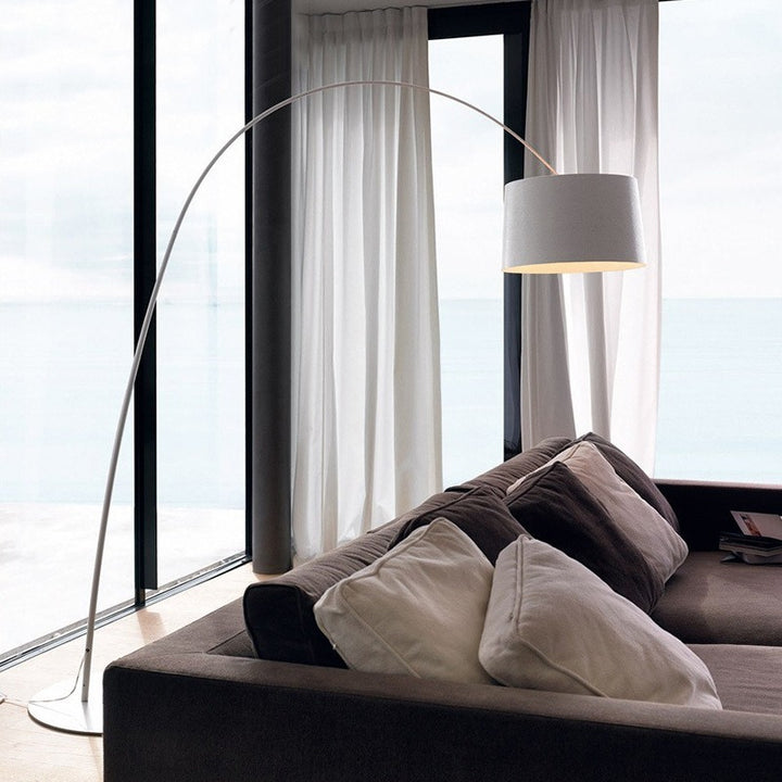 Moderne gebogene Stehlampe