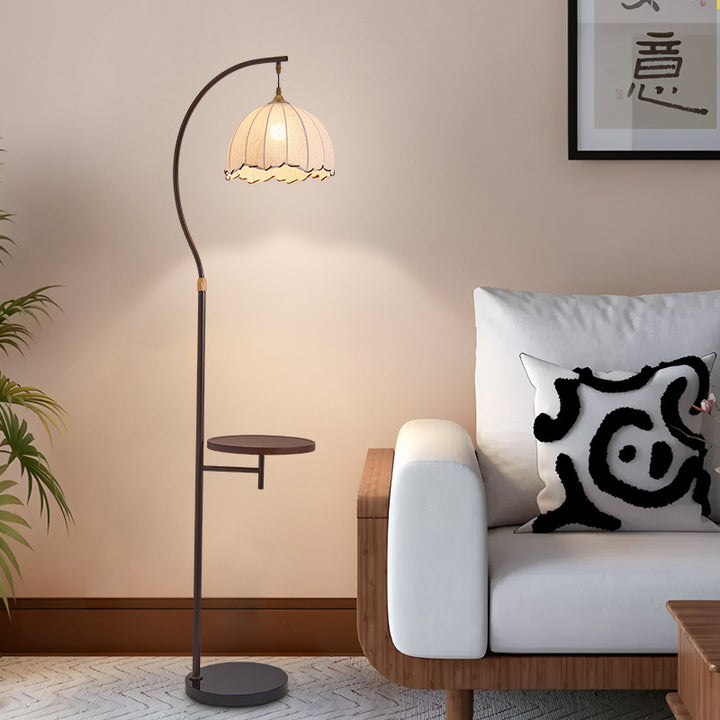 Moderner stilvoller Stehlampe mit Beistelltisch