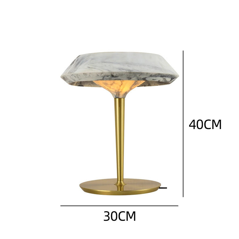 Elegante moderne Tischlampe mit Marmorbasis und goldenen Akzenten