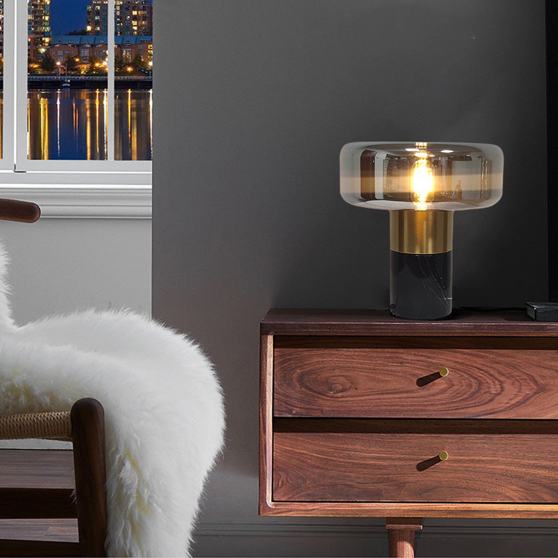 Moderne Glastischlampe mit goldenen Akzenten