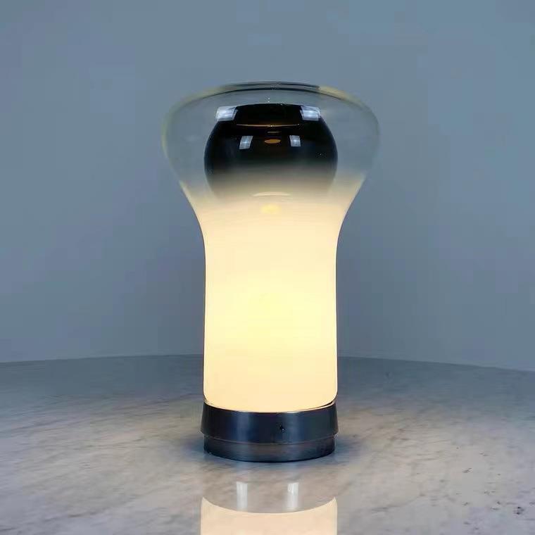 Elegante Tischlampe aus Glas mit einzigartigem Design