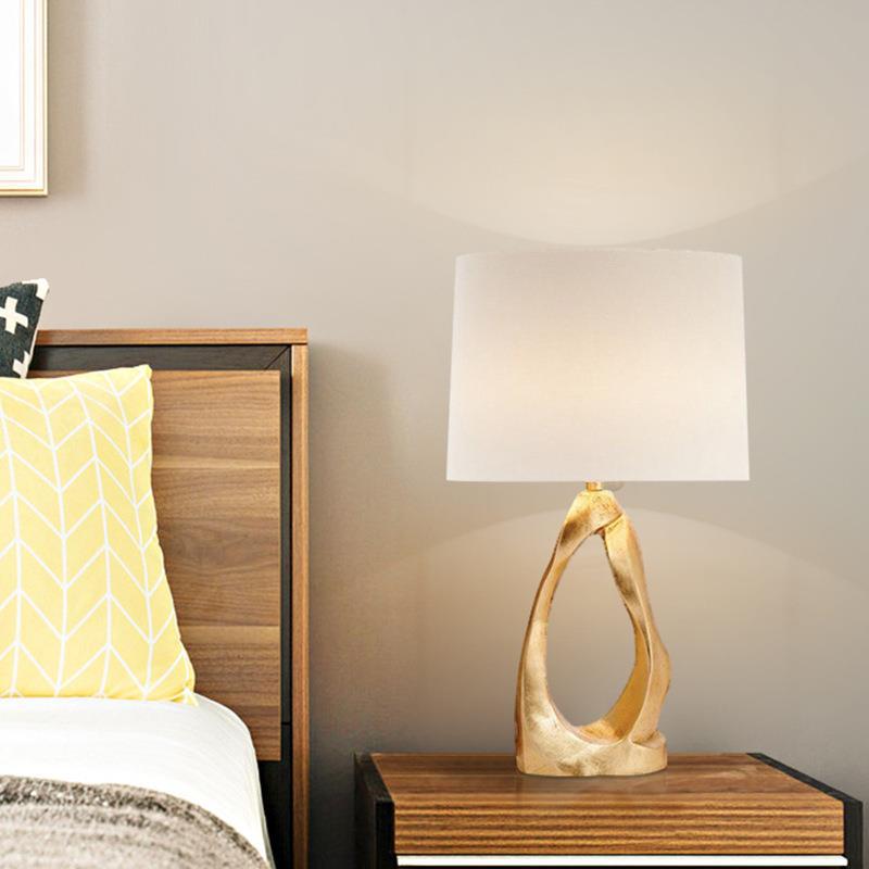 Skulpturale Tischlampe mit elegantem goldenen Sockel