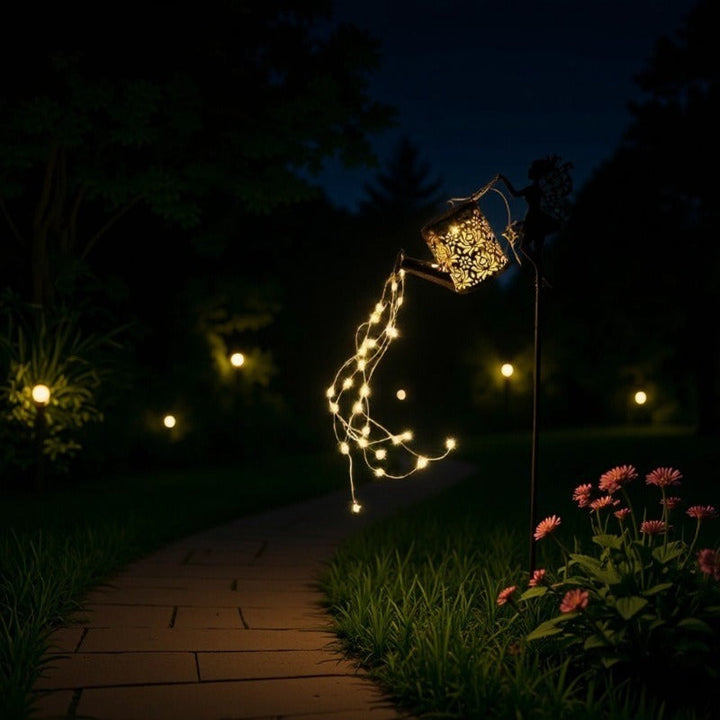 Dekorativer Feen-Silhouette Gartenstecker mit LED Gießkanne Wasserfalllicht