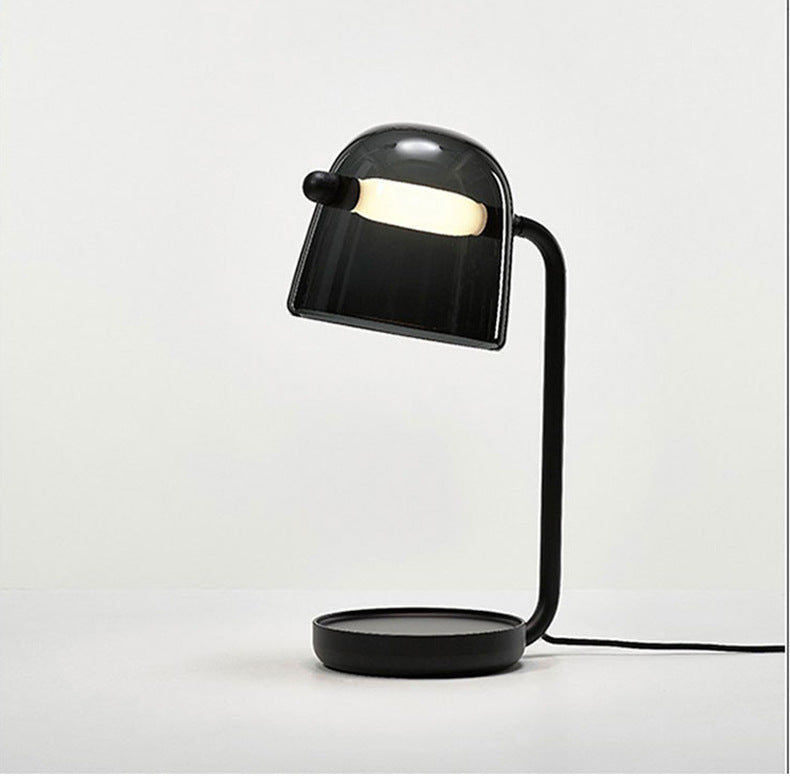 Moderne Tischlampe mit verstellbarem Schirm