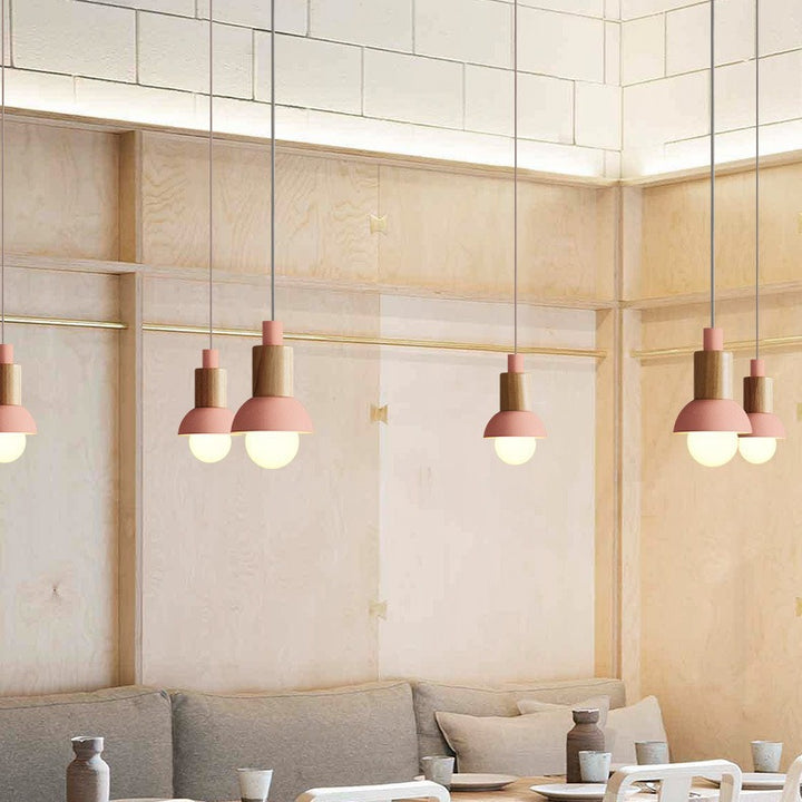 Minimalistische Holz- und Metallpendelleuchte mit kleiner Schirmdome