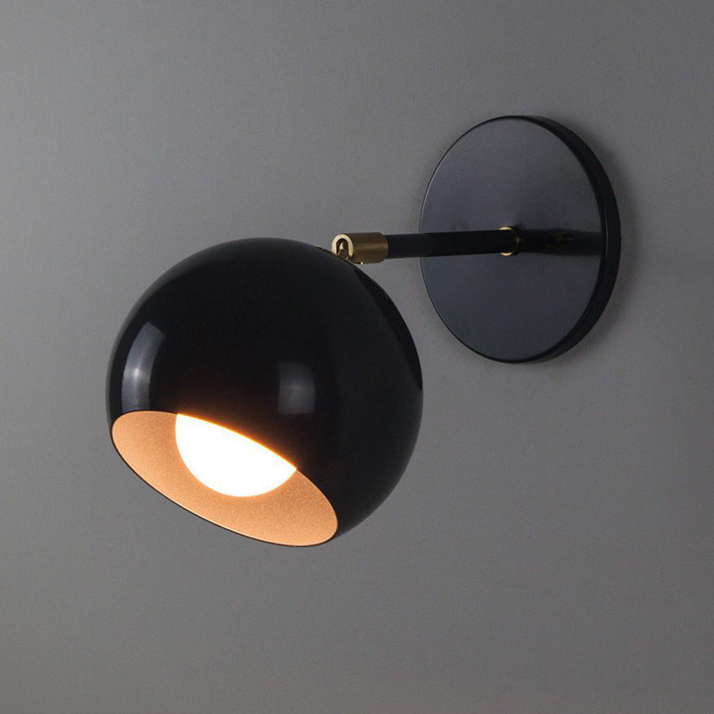 Verstellbare matte Metall-Globus-Wandlampe mit Messing-Pivotarm