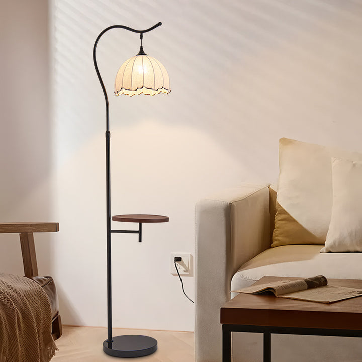 Moderner stilvoller Stehlampe mit Beistelltisch